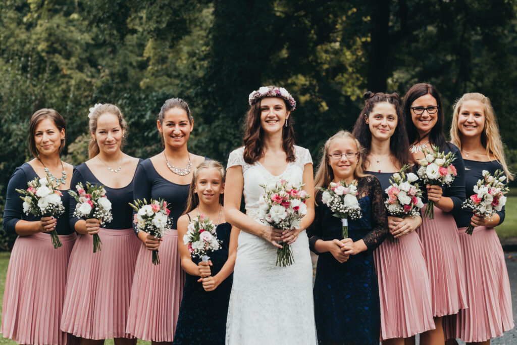 Une mariée et ses demoiselles d'honneur