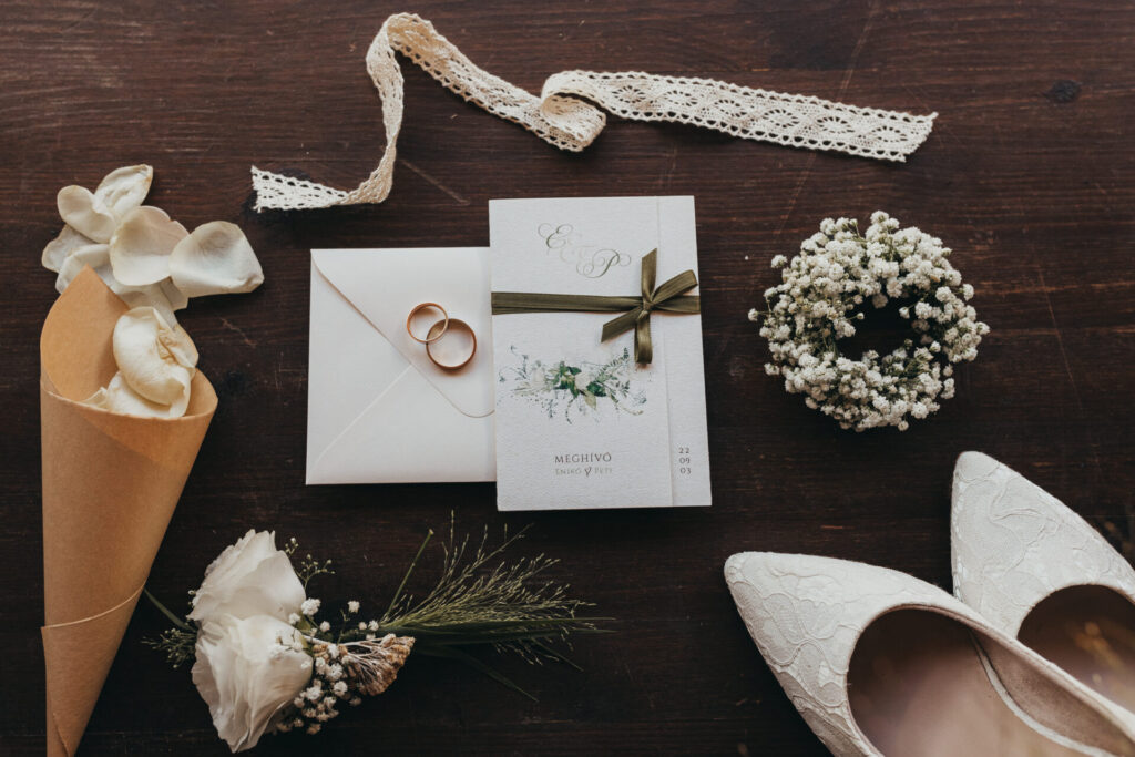 Alliances, invitation, chaussures, fleur, et autres petits détails de décoration d'un mariage
