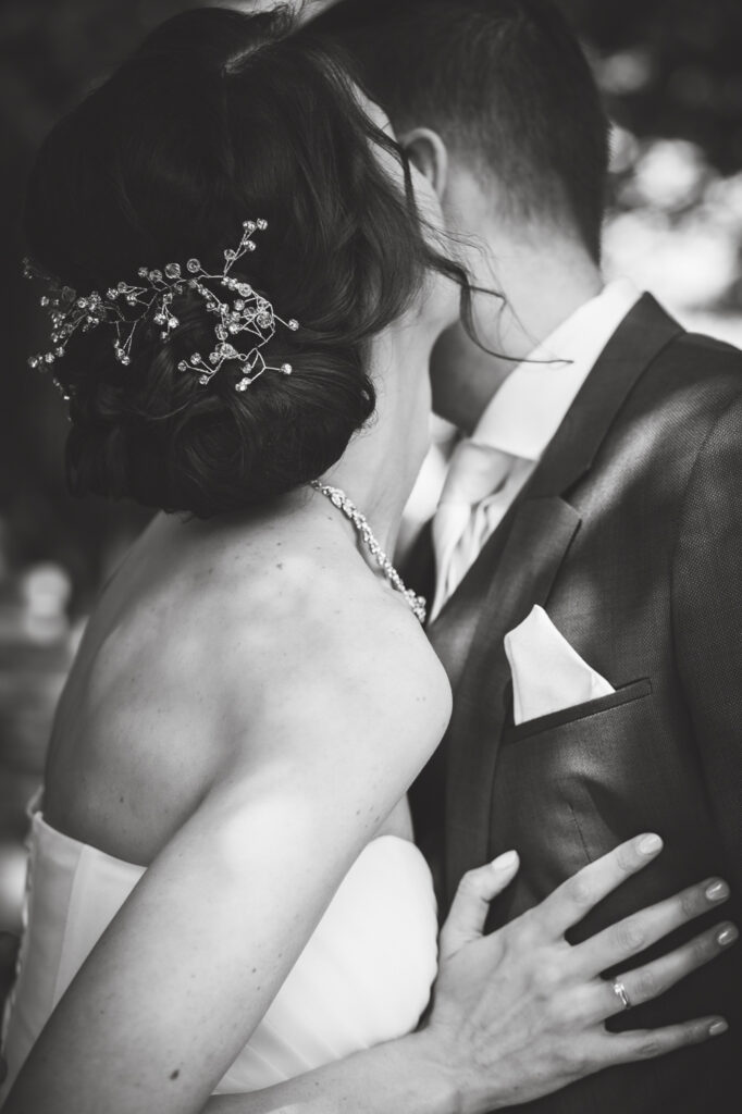 Photo d'un couple dans leurs tenues de mariage, noir et blanc