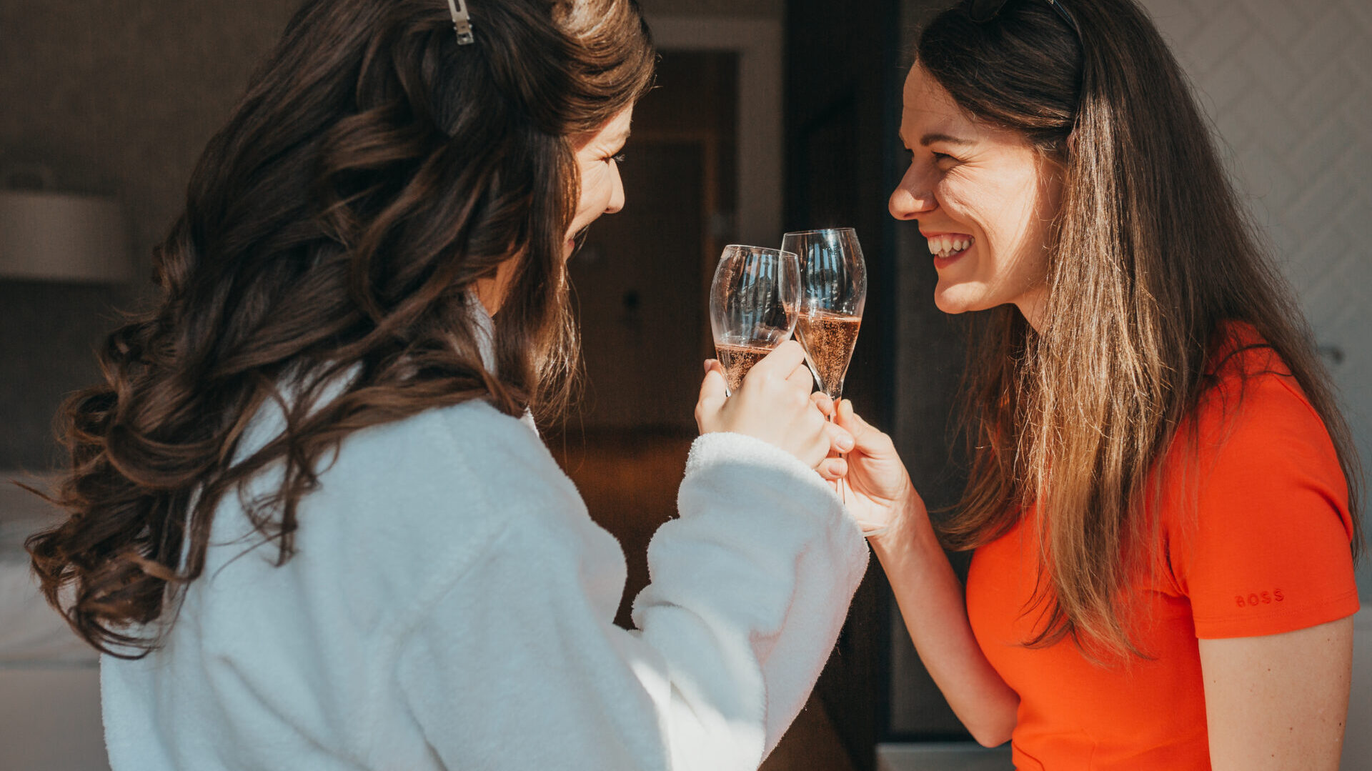 La mariée trinque avec une de ses amies lors des préparatifs avant la cérémonie