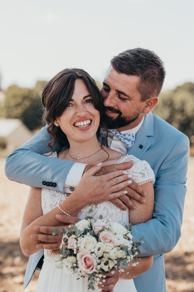 Portrait d'un couple de jeunes mariés