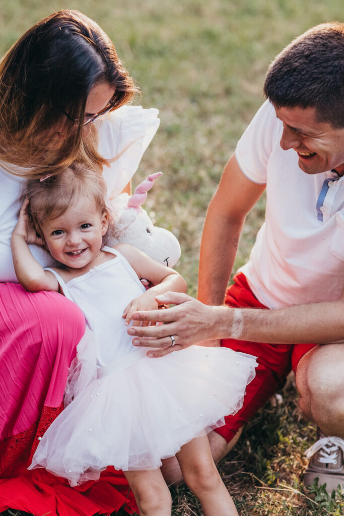 Une petite fille joue avec ses parents